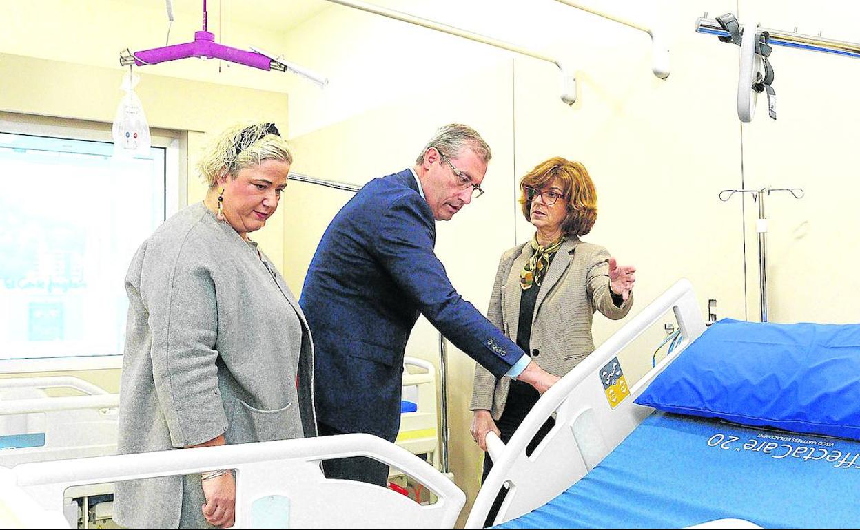 Maite Peña, Markel Olano y Nekane Murga, en la nueva unidad sociosanitaria del Hospital de Eibar.