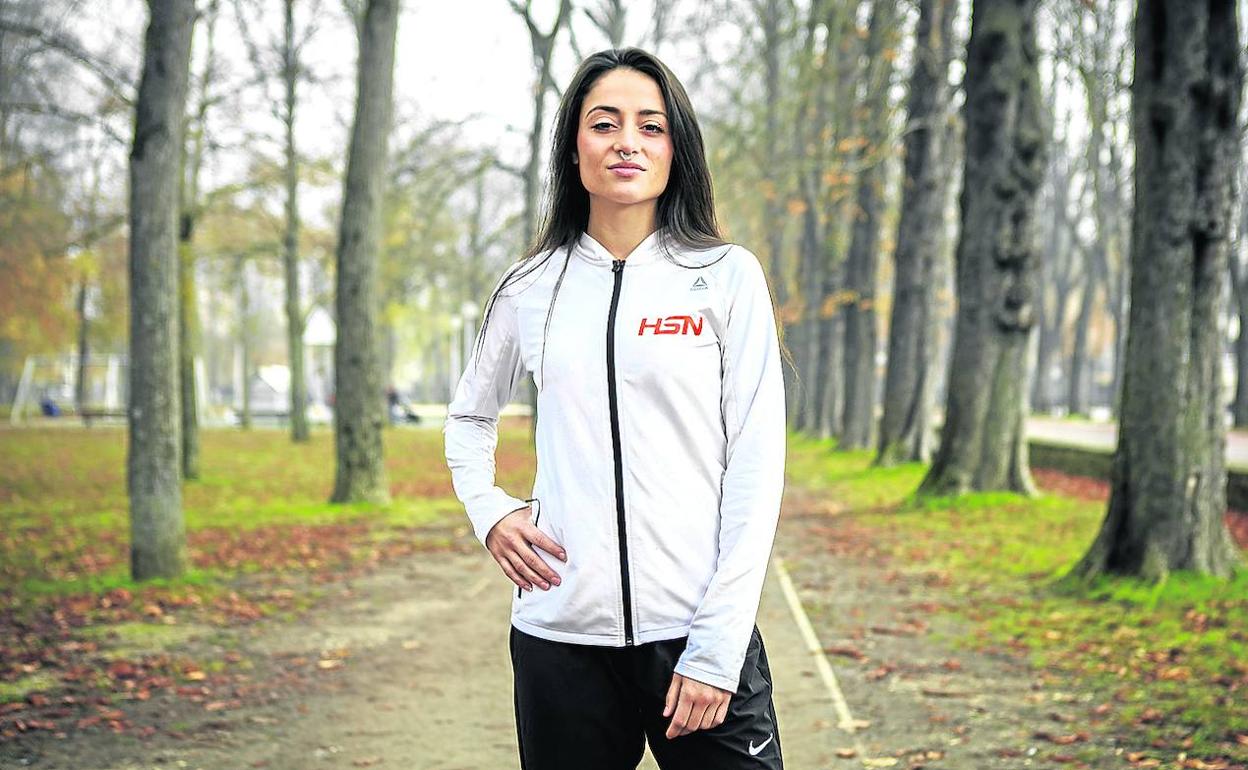 La atleta Janire Fernández de Olano posa en el parque de El Prado. 