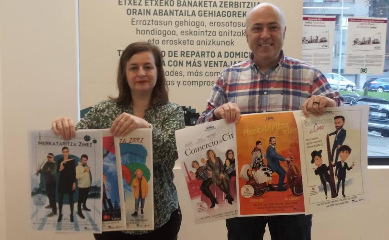 Arantza Prado e Iban Rodríguez, con los carteles de la campaña. 