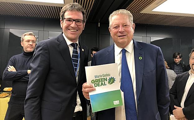 Gorka Urtaran y Al Gore, con los planes de futuro de la Vitoria green. 