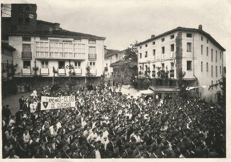 Imagen que recoge la fundación de la Federación Vasco Navarra de Alpinismo en Elgeta en 1924. La Fundación EMMOA custodia miles de objetos, documentos, imágenes y publicaciones del que será el futuro museo del montañismo vasco.