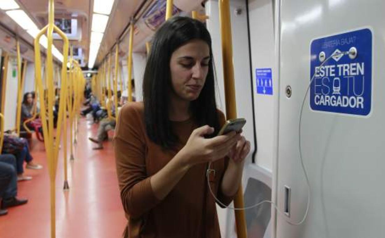 Puertos de carga USB en el suburbano