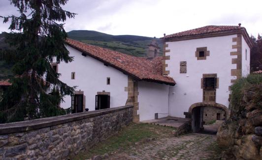 Fachada y arco de acceso a la vivienda.