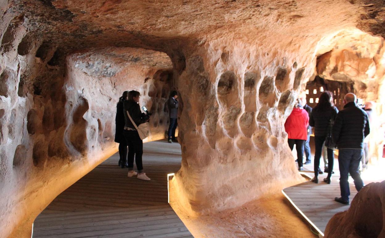 Visitantes en la cueva de los Cien Pilares.