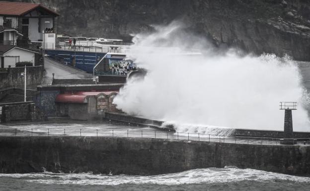 Aemet activa la alerta roja ante la previsión de olas de 9 metros este viernes en la costa vasca