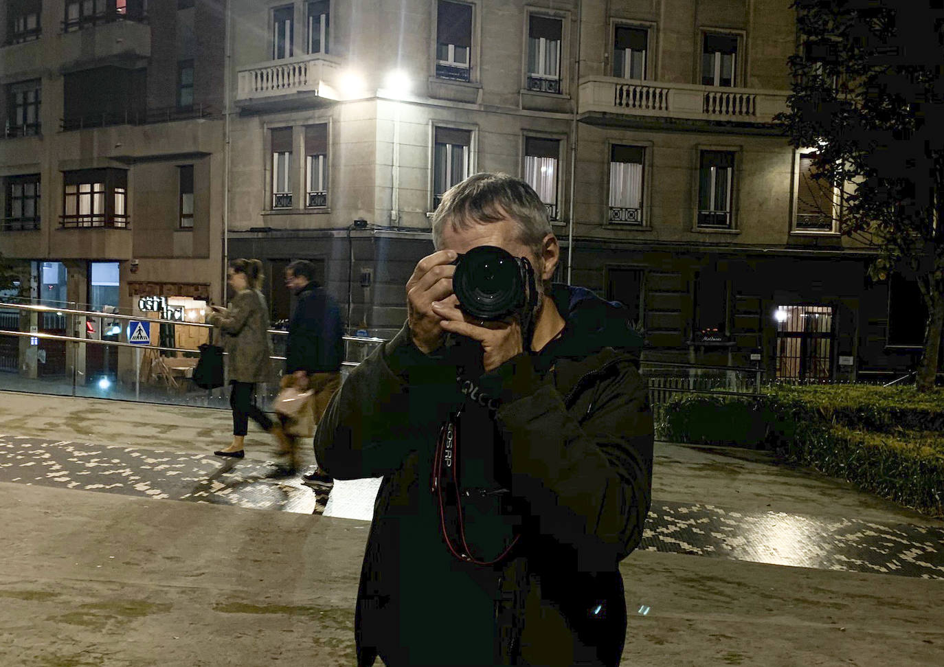 Uno de los alumnos dispara a la cámara del fotógrafo de El Correo.