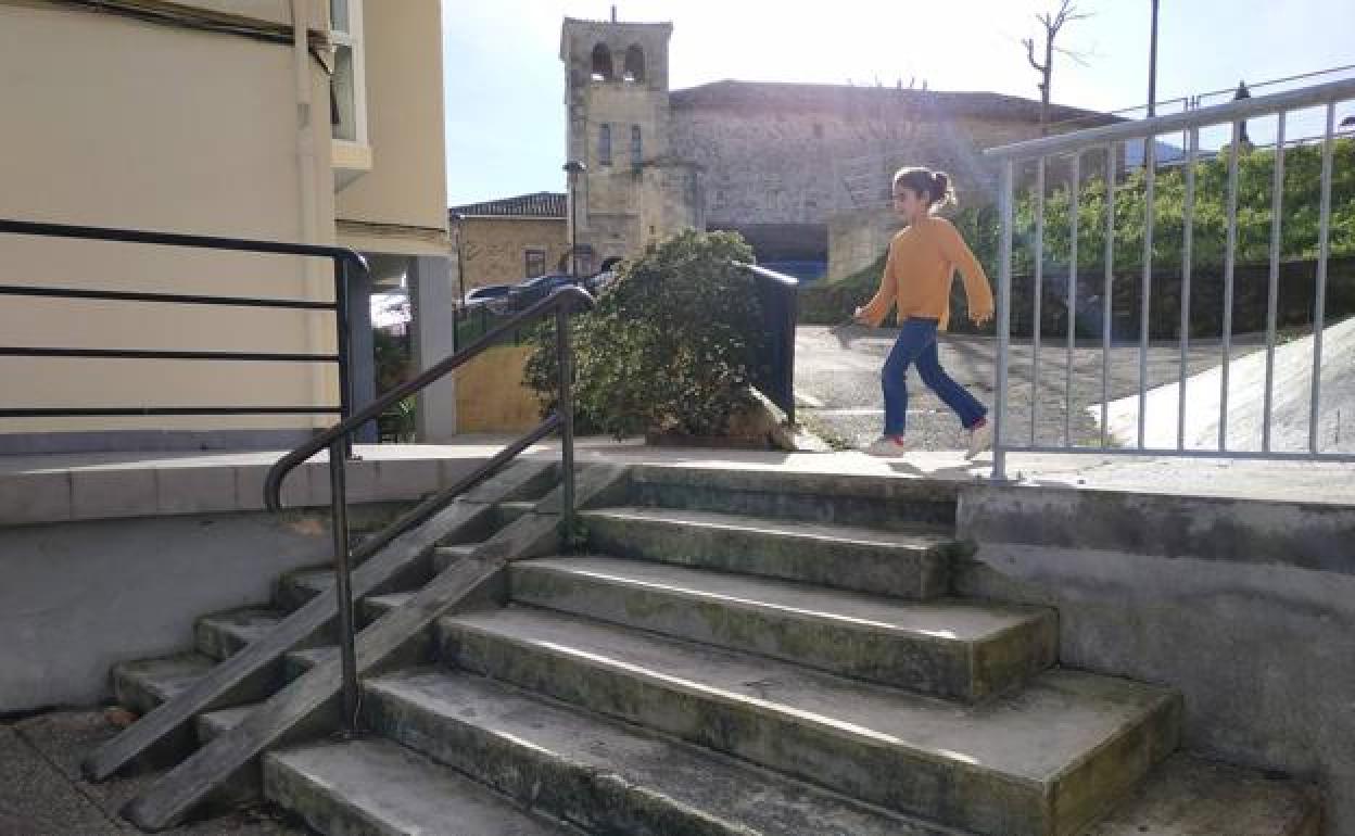 Un elevador salvará las barreras arquitectónicas entre la calle Euskal Herria y la iglesia. 