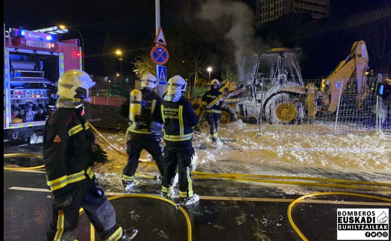 Intervención de los bomberos para apagar el incendio. 