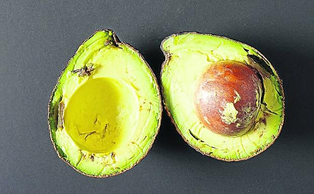 En su punto. Cubiertos con la película protectora, los aguacates aguantan frescos cuatro o cinco veces más tiempo. 