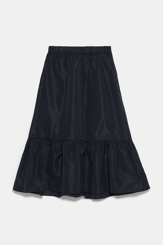 Falda lisa con volante, de Zara (22,95 euros).