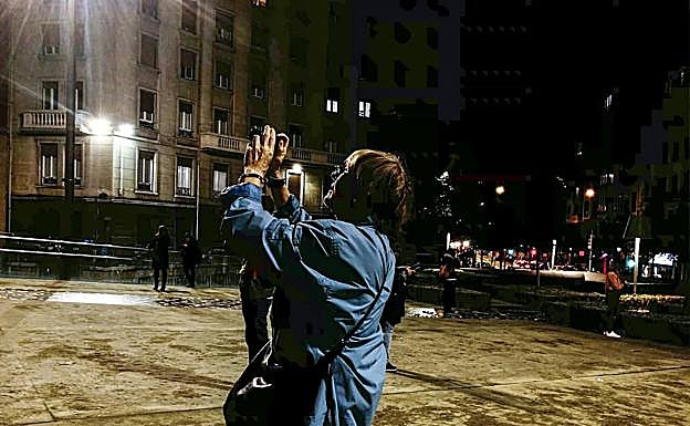 Imagen principal - Los alumnos toman fotografías junto al Azkuna Zentroa.