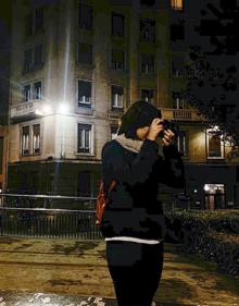 Imagen secundaria 2 - Los alumnos toman fotografías junto al Azkuna Zentroa.