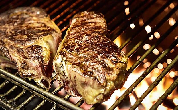 Las chuletas se asan en la parrilla de Casa Nicolás.