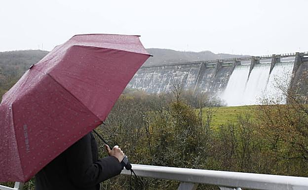 El embalse de Ullibarri suelta agua por tres compuertas. 