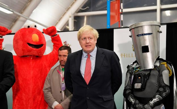 Boris Johnson junto a Elmo y Count Binface ayer.