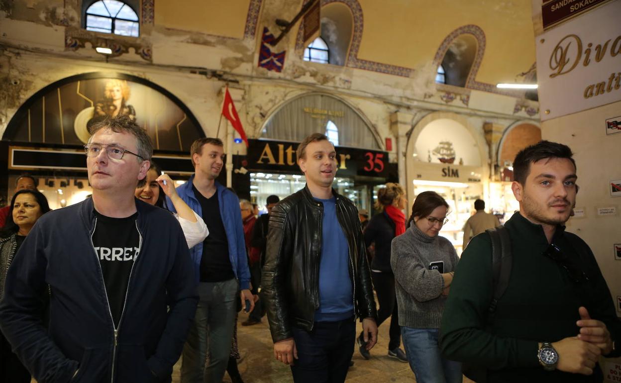Aduriz y los gemelos Berezutsky recorren el gran bazar.