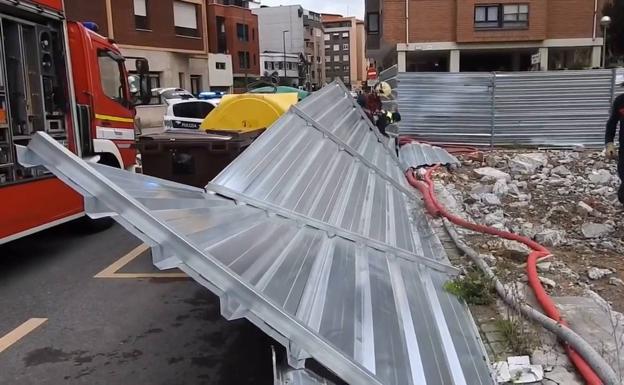 Vallas y árboles caídos por el fuerte viento en Getxo