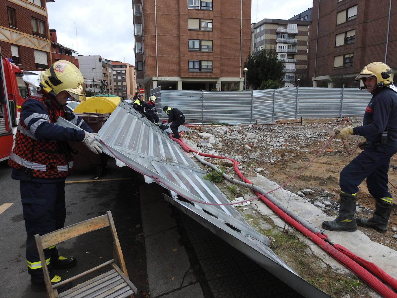 Operarios municipales retirando vallas en Getxo. 