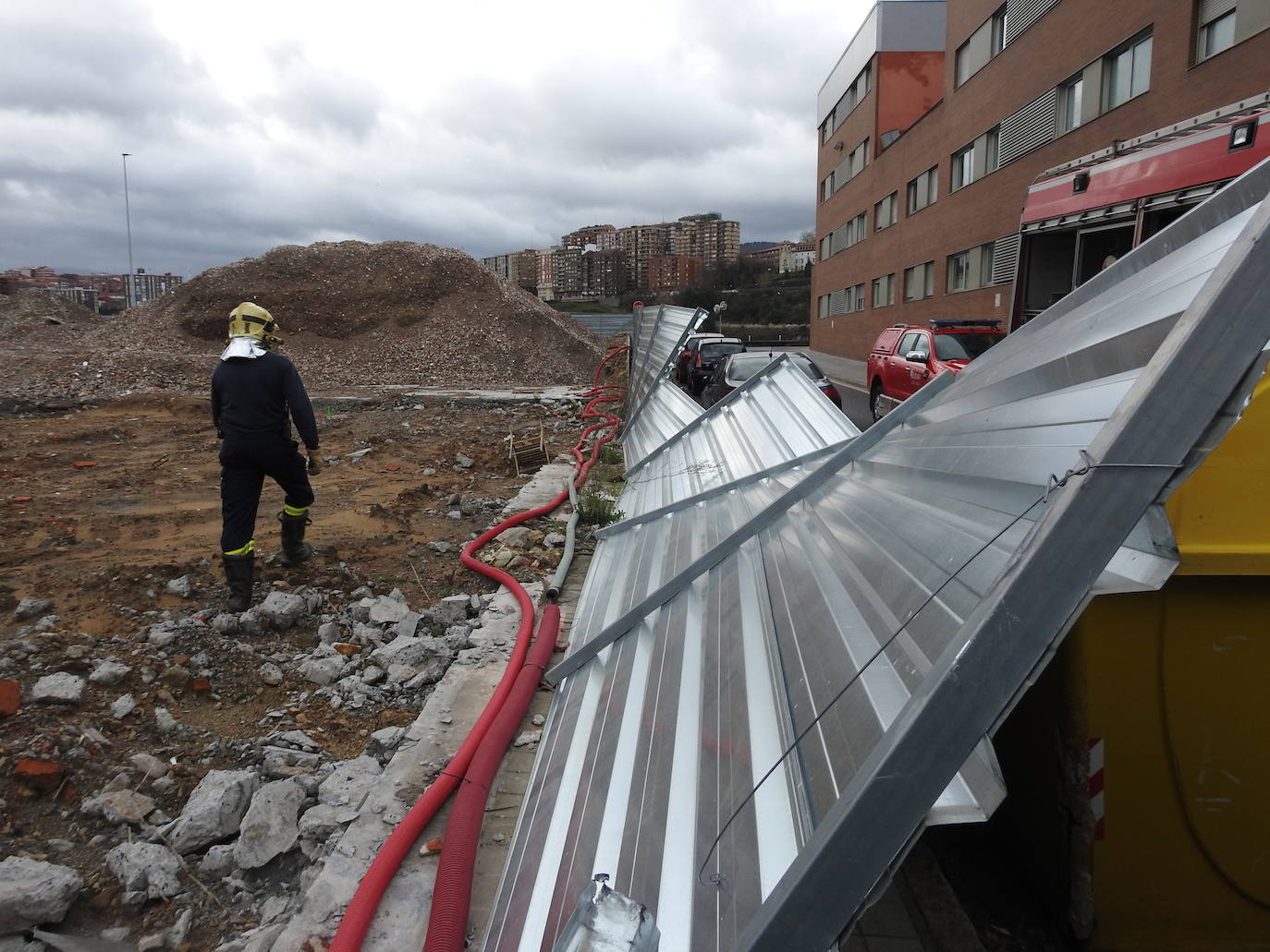 Operarios municipales retirando vallas en Getxo. 