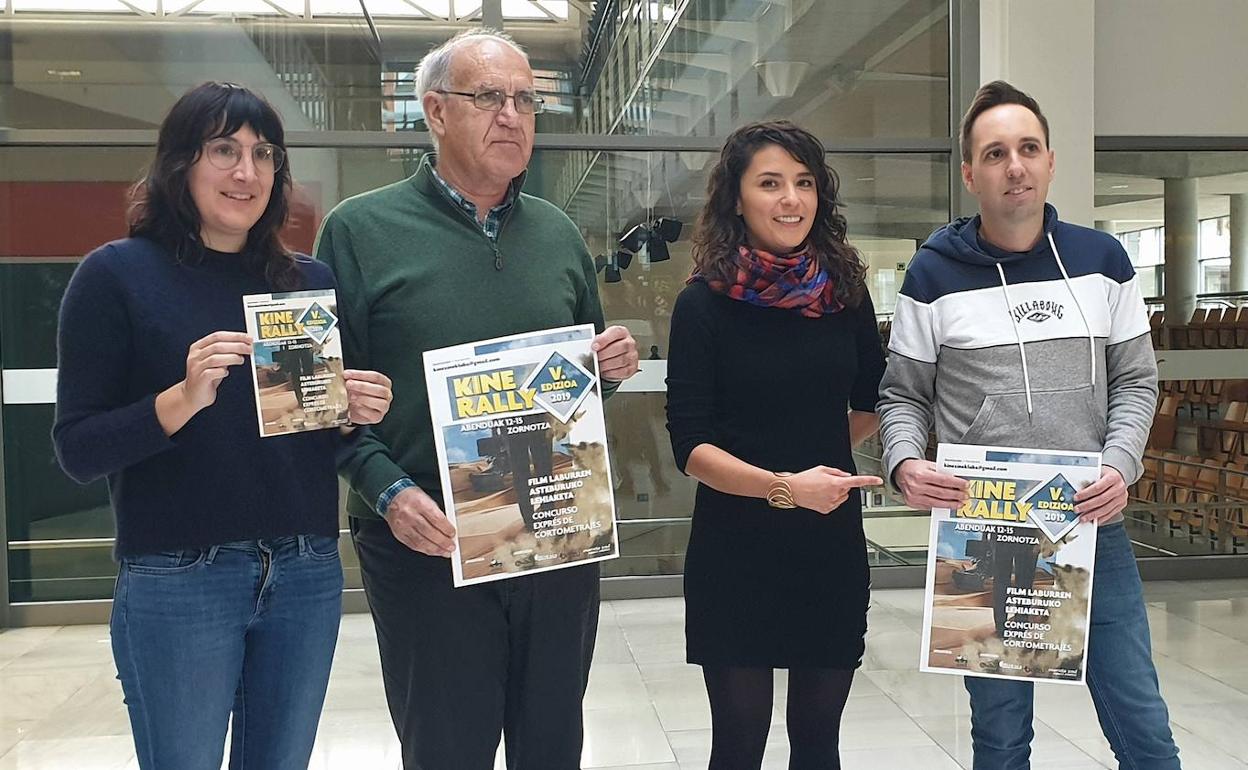 Kine Rally Film-eko antolatzaileak udaleko ordezkariekin batera, jaialdiaren aurkezpenean. 