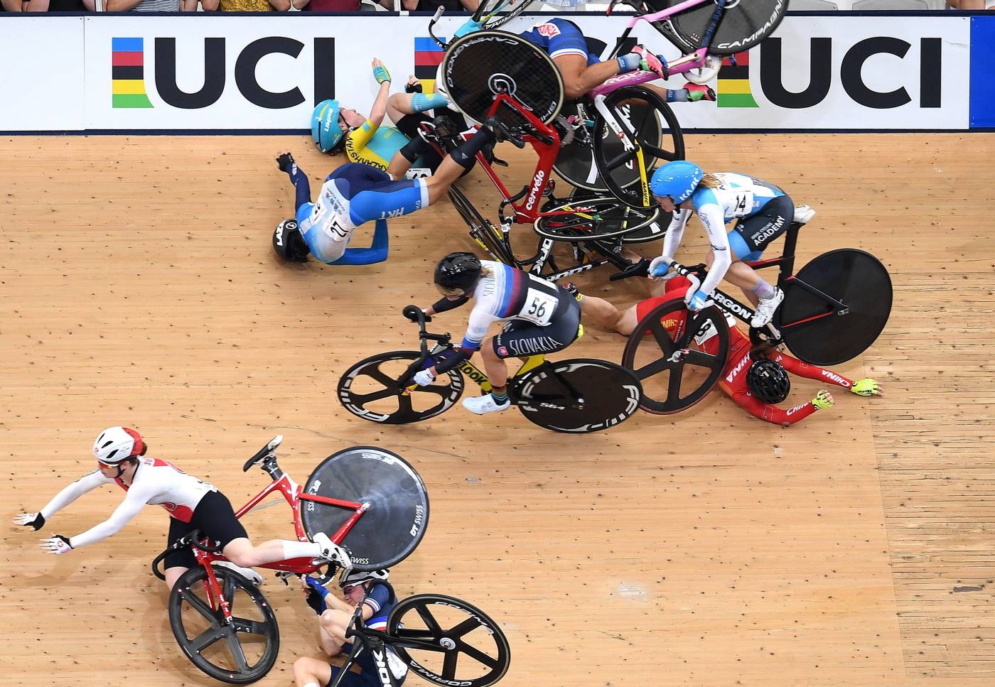 Participantes caen tras colisionar durante la prueba omnium fememnina del Campeonato del Mundo de Ciclismo en Pista disputada en el velódromo Anna Meares de Brisbane, Australia.