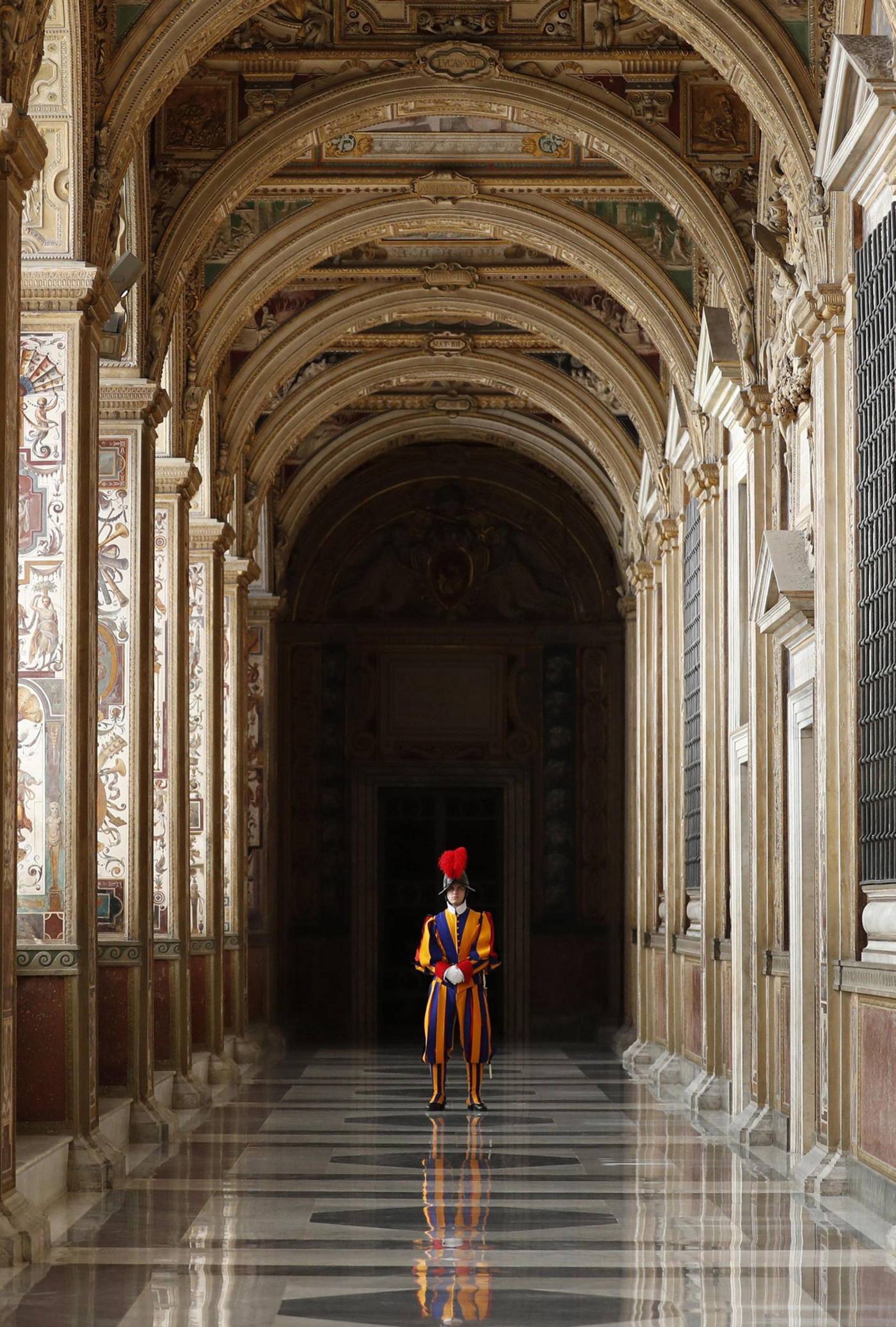 Un Guardia Suizo es retratado en Ciudad del Vaticano, (Vaticano).