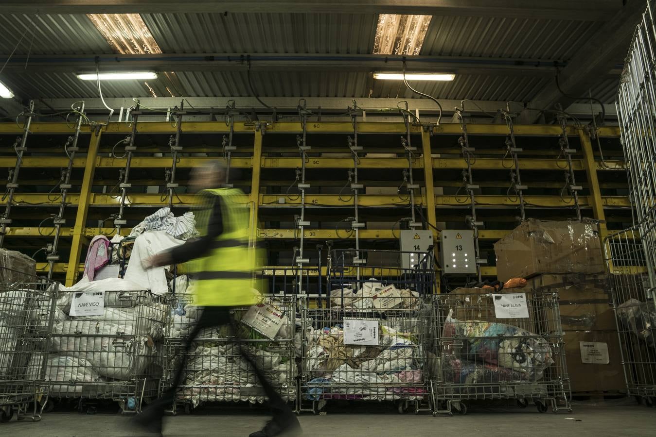 El proceso de clasificación se resuelve desde 38 'sopladores' que arrojan la ropa en jaulas.