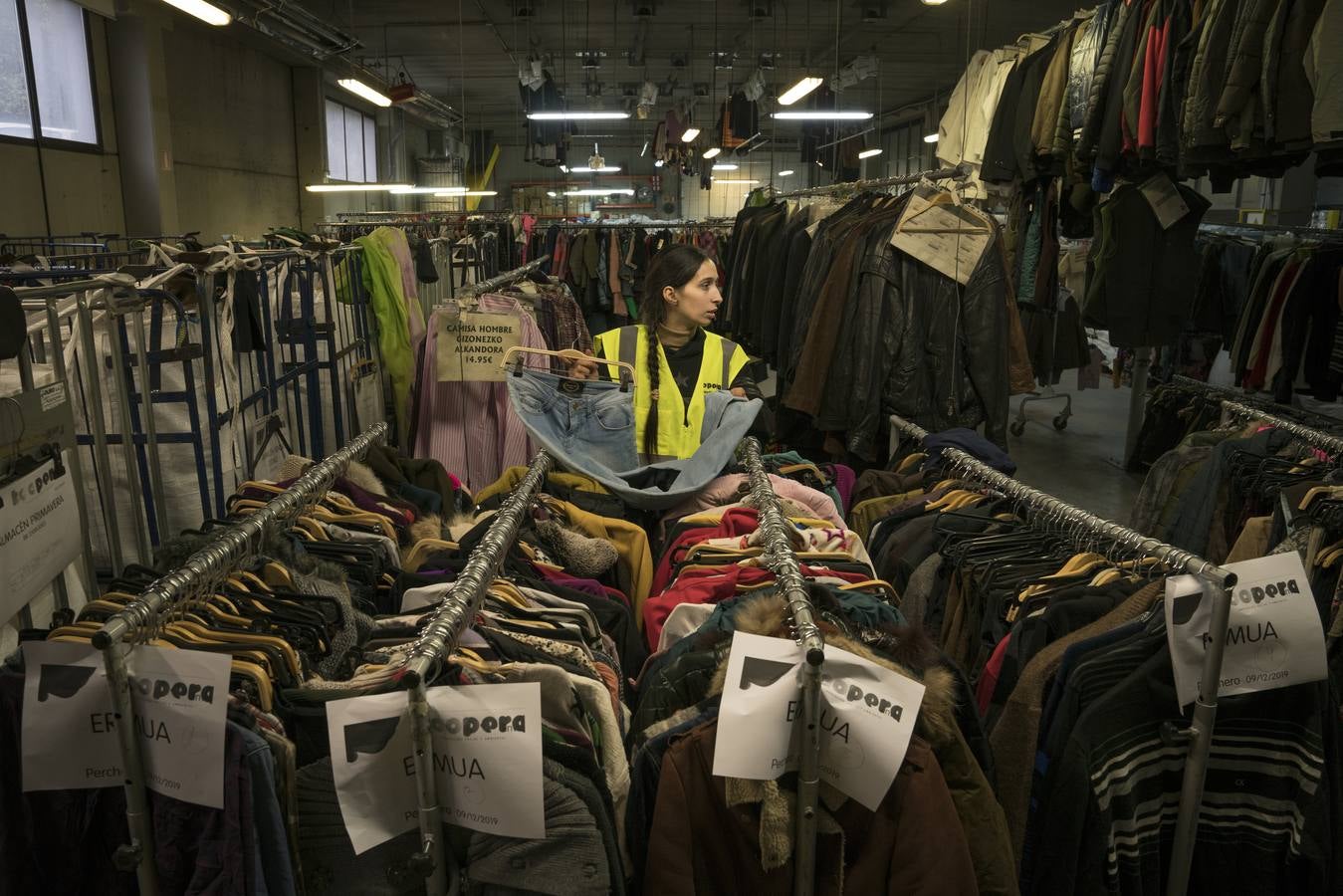 Rebeca carga los 'burros' o percheros en función de los pedidos que demandan las tiendas.