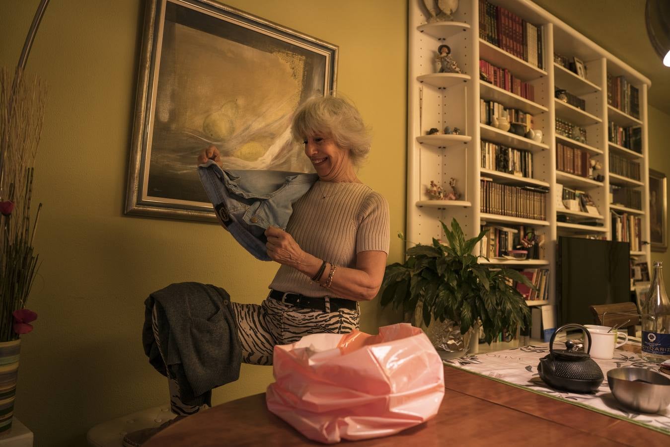 Raquel introduce los pantalones y un jersey en un bolsa, como recomienda Koopera. El plástico será luego empacado en balas para su posterior reciclaje.