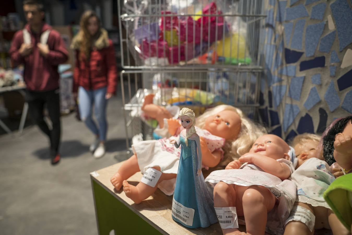 Juguetes, libros y pequeños juegos electrónicos tienen cabida en la tienda, que organiza ferias de desembalaje y almonedas en fechas puntuales como las navidades.