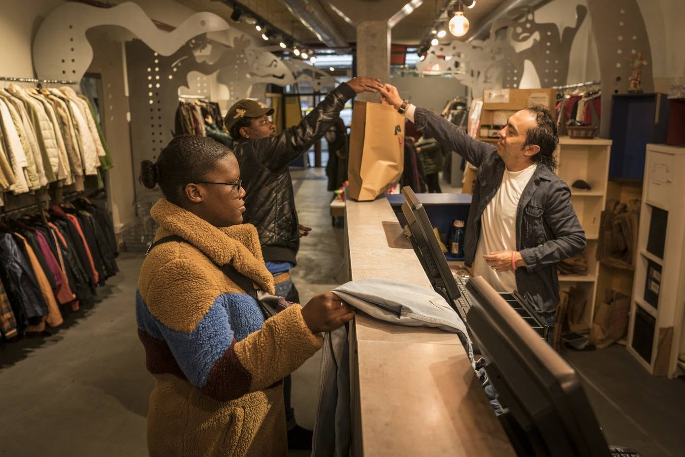 Eloísa se hace con los pantalones que habían pertenecido a Raquel. Cuando pasa por caja el precio que paga por ellos es 3,99 euros.