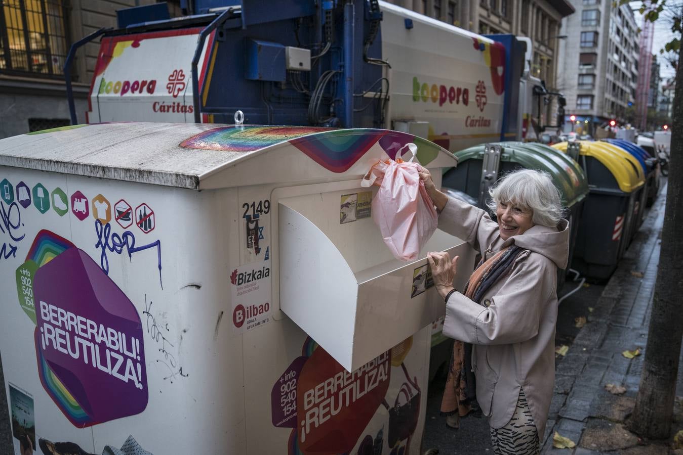 Llega el momento de depositar las prendas. Raquel acude al contenedor blanco de Elcano, 19, frente al Instituto de Miguel de Unamuno.