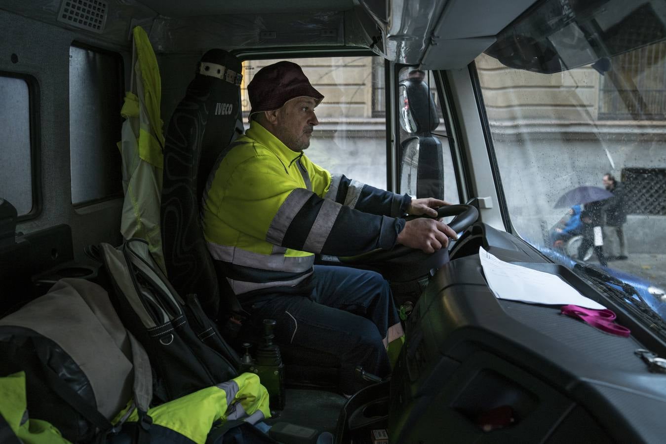 Patxi Astobieta ha empezado la jornada en Santutxu y la acabará en Zorroza. Los lunes, asegura, «son de pegada», más aún si vienen después de un puente festivo.