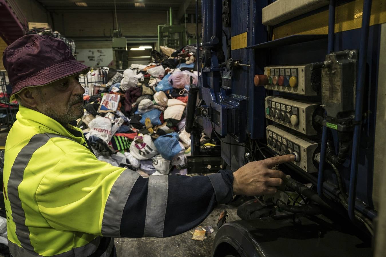 Patxi Astobieta maniobra para descargar su camión en la nave de recepción de Koopera Reusing Center, donde se clasifican los envíos de toda la cornisa cantábrica. Son más de 12.600 toneladas al año llegadas de 1.130 puntos de recogida.