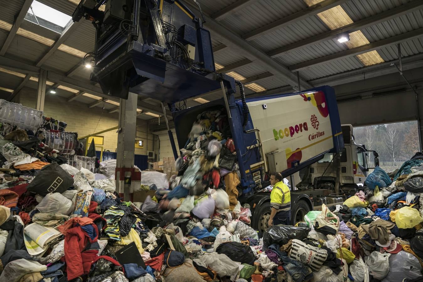 Óscar Reyes supervisa la operación de descarga, que en pocos minutos inunda la nave de prendas, zapatos y complementos.