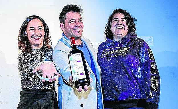 Amaia Ramírez, Raúl de la Fuente y la concejala Estíbaliz Canto.