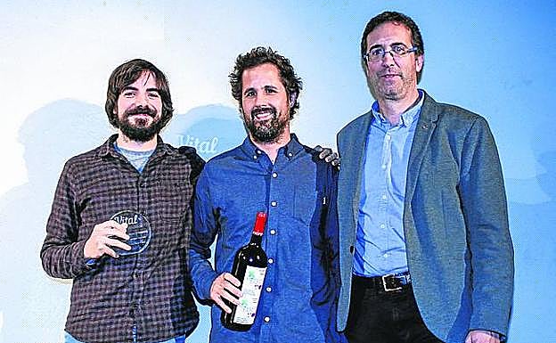 Pablo Alen y Breixo Corral, junto al vicerrector Ivan Igartua.