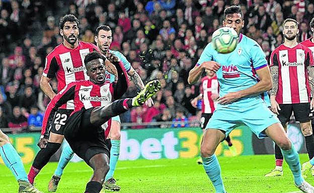 Iñaki Williams, quien protagonizó la jugada del partido con una cabalgada que dejó solo a Ibai ante Dmitrovic, despeja un balón cerca del área del Athletic.
