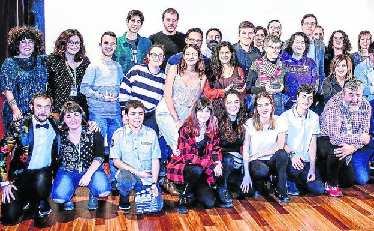 Algunos de los premiados ayer en el salón de actos de Dendaraba.