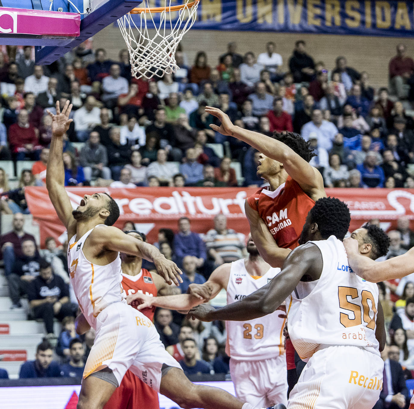 Fotos: Las mejores imágenes del partido entre el UCAM Murcia y el Baskonia