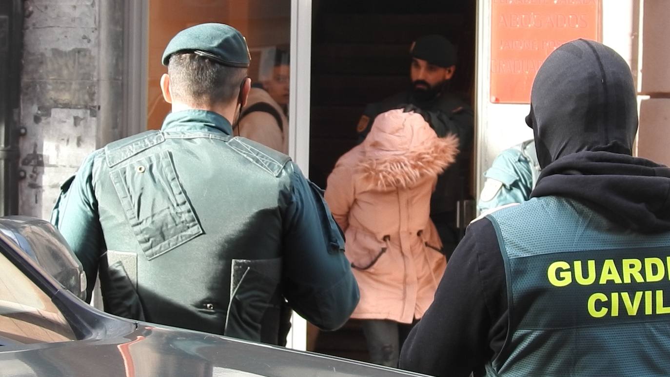 Fotos: Operación de la Guardia Civil en Barakaldo para desarticular una red de trata de personas