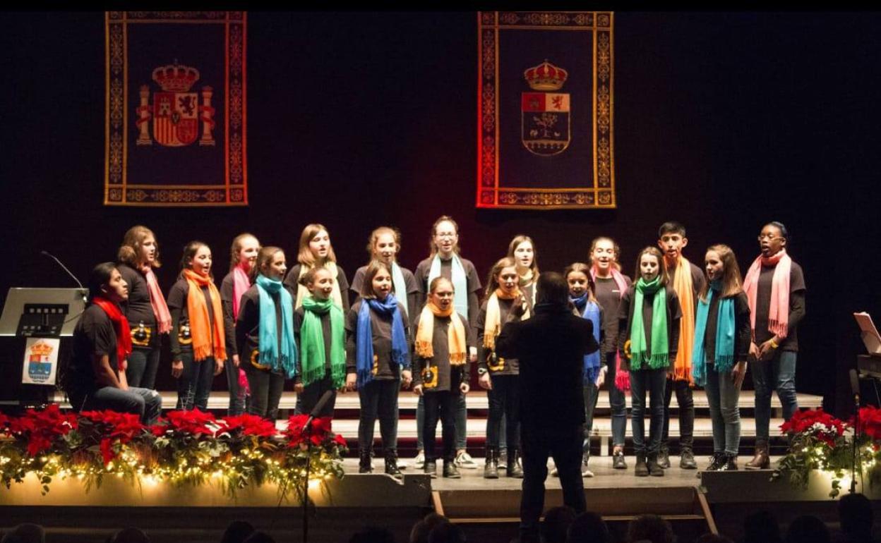 La escolanía llodiana Arte On, en un momento de su actuación el sábado en Santo Domingo de la Calzada.