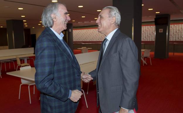 Hristo Stoichkov conversa con José Ángel Iribar en la zona mixta de San Mamés. 