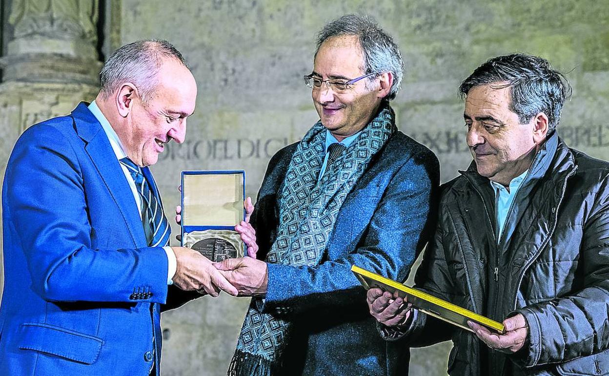 Felipe Criado, presidente de la Asociación Europea de Arqueólogos, entre el diputado general, Ramiro González, y el arqueólogo Agustín Azkarate, en Santa María. 