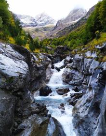 Imagen secundaria 2 - Vista del valle de Pineta. A continuación, la casca del río Cínca y el propio río unos metros más abajo.