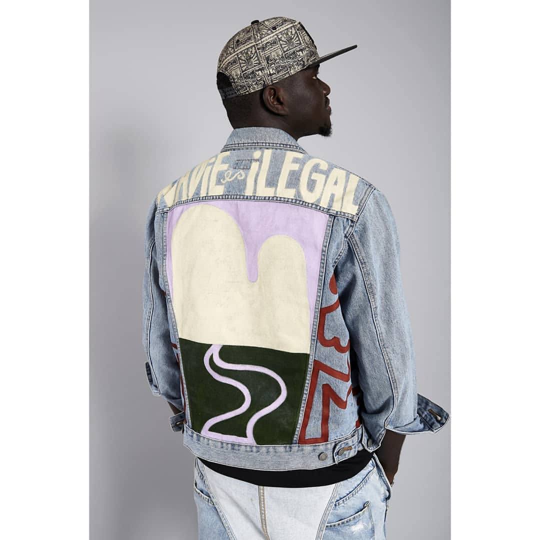 La vitoriana Amaia Arrazola ha participado junto a otros 19 artistas de prestigio internacional en el diseño de unas chaquetas únicas que sorteará la asociación de Vendedores Ambulantes de Barcelona. Estas son algunas de las creaciones