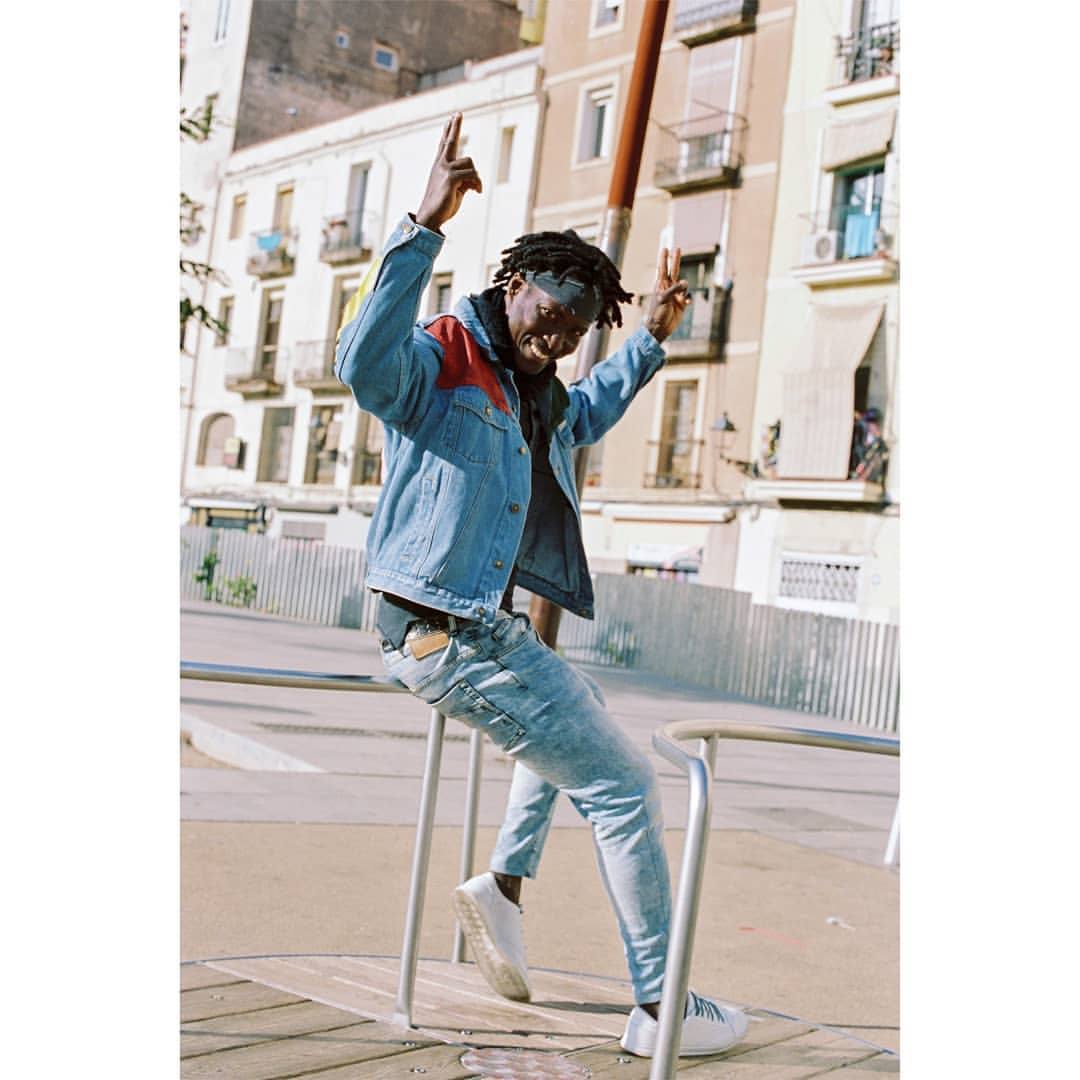 La vitoriana Amaia Arrazola ha participado junto a otros 19 artistas de prestigio internacional en el diseño de unas chaquetas únicas que sorteará la asociación de Vendedores Ambulantes de Barcelona. Estas son algunas de las creaciones