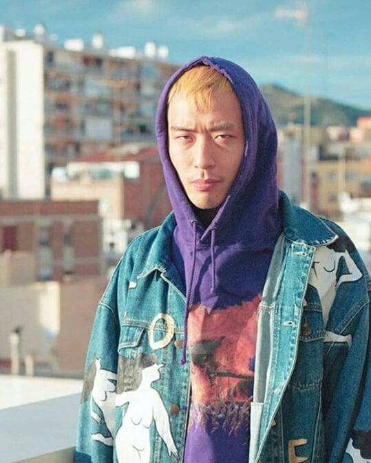 La vitoriana Amaia Arrazola ha participado junto a otros 19 artistas de prestigio internacional en el diseño de unas chaquetas únicas que sorteará la asociación de Vendedores Ambulantes de Barcelona. Estas son algunas de las creaciones