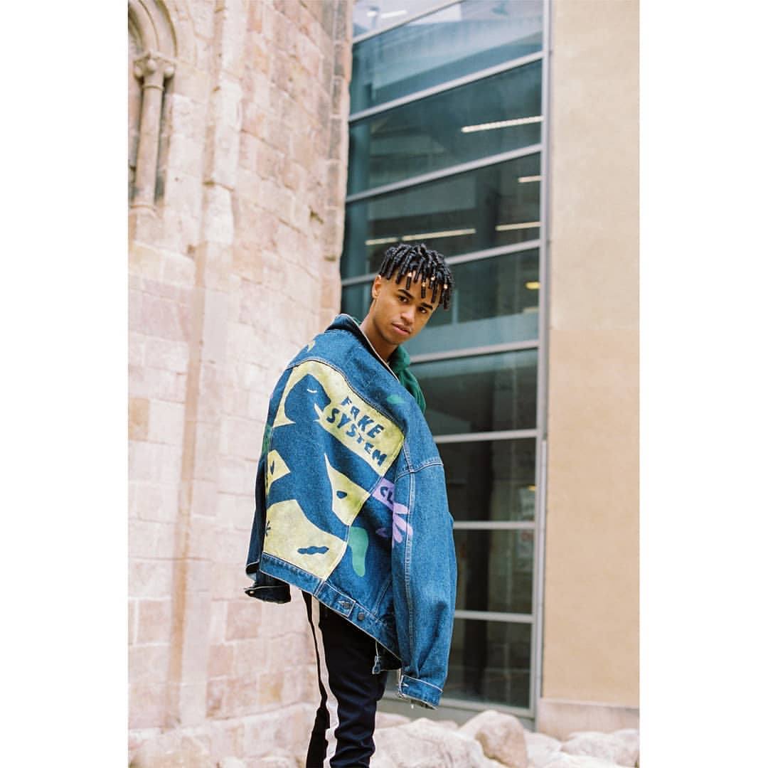 La vitoriana Amaia Arrazola ha participado junto a otros 19 artistas de prestigio internacional en el diseño de unas chaquetas únicas que sorteará la asociación de Vendedores Ambulantes de Barcelona. Estas son algunas de las creaciones