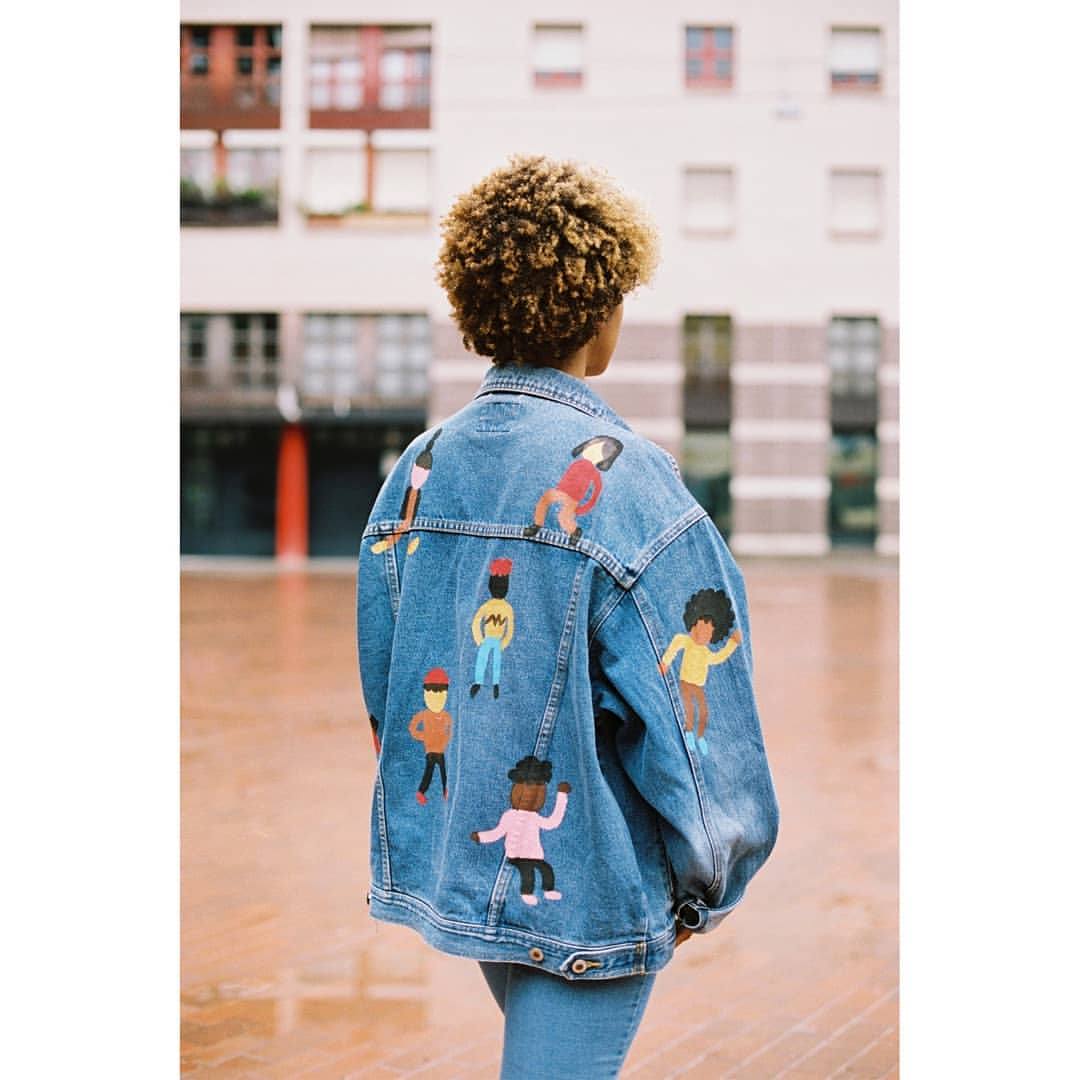 La vitoriana Amaia Arrazola ha participado junto a otros 19 artistas de prestigio internacional en el diseño de unas chaquetas únicas que sorteará la asociación de Vendedores Ambulantes de Barcelona. Estas son algunas de las creaciones